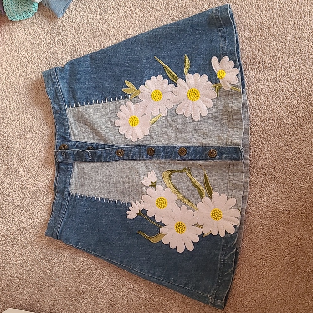 BEAUTIFUL snap front daisy applique skirt 💛